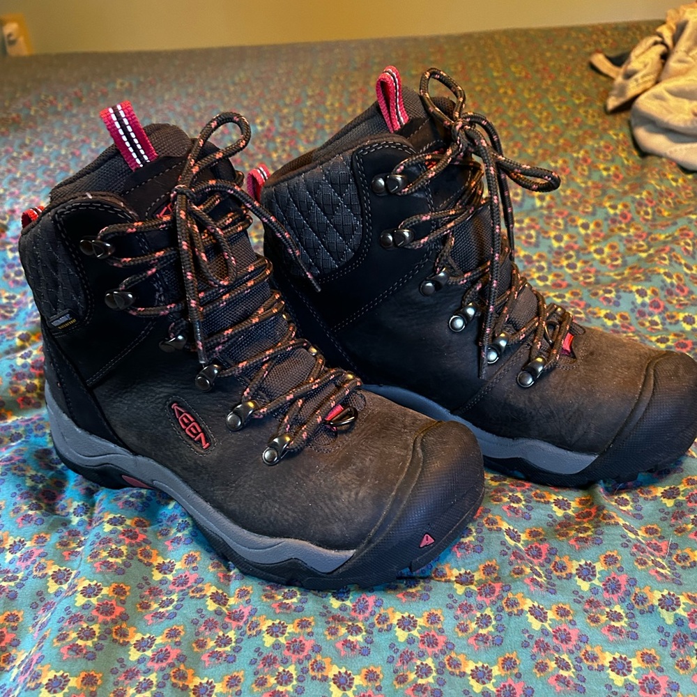 Keen women’s winter hiking boots